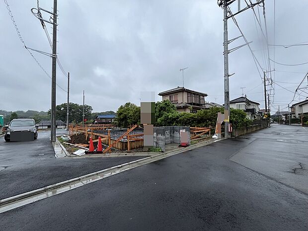 戸建てが立ち並ぶ静かな住宅街。四季折々の移り変わりを感じながら自然と楽しみ、暮らす、そんな毎日を日々の中で感じられる住環境
