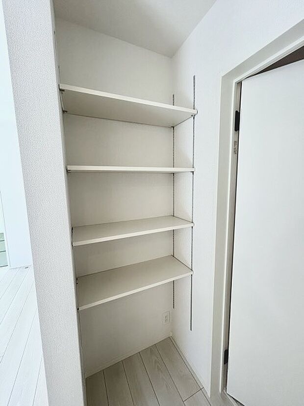 大容量のパントリーがございますので、非常食や食品のストックも沢山置けます。
