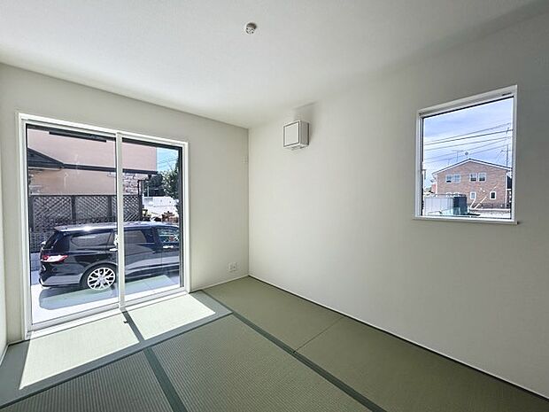 大きな開口部から明るい光が差し込む、日中の室内の明るさがこの部屋の魅力です。