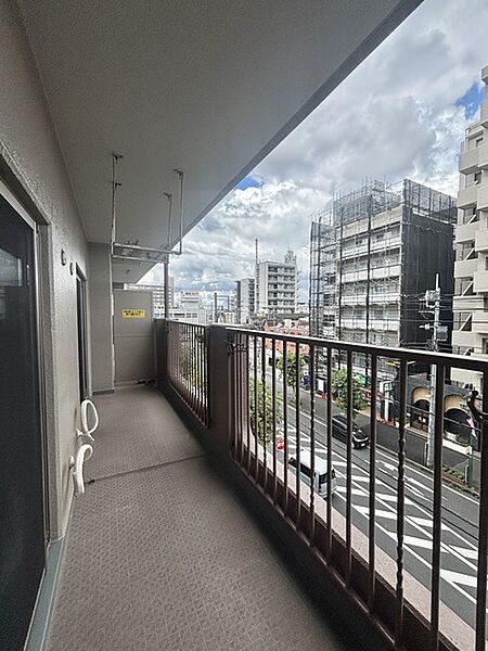 陽ざしが差込む明るいバルコニー。奥行きのあるバルコニーはお洗濯時に助かります。