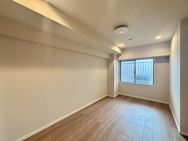 今からここを誰のお部屋にしようか、そんな洋室。大きさは6.5帖です。