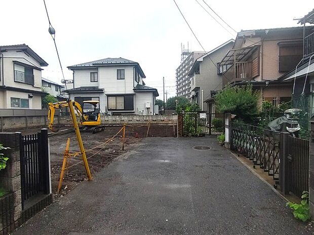 前面道路は通り抜けができないため、交通量が少なく静かな住環境です。