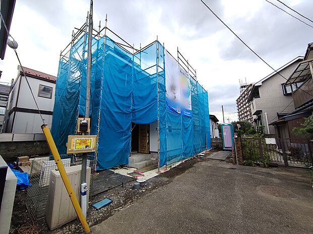 セカンドカーや来客時にも便利なカースペース3台分ございます。