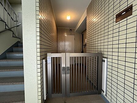 温かみのある明かりが心地よく、安心感に包まれた落ち着きあるアプローチです 
