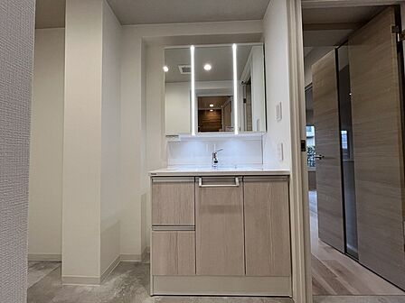 お出かけ前の身だしなみに一歩差がつく三面鏡。ミラー裏にはたっぷり収納もございます。 