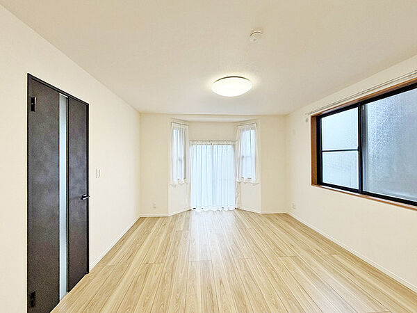 大きな開口部から明るい光が差し込むリビング。日中の室内の明るさがこの部屋の魅力です。