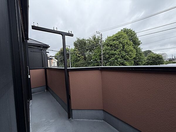 陽ざしが差込む明るいバルコニー。奥行きのあるバルコニーはお洗濯時に助かります。