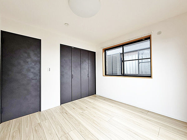 今からここを誰のお部屋にしようか、そんな洋室です。