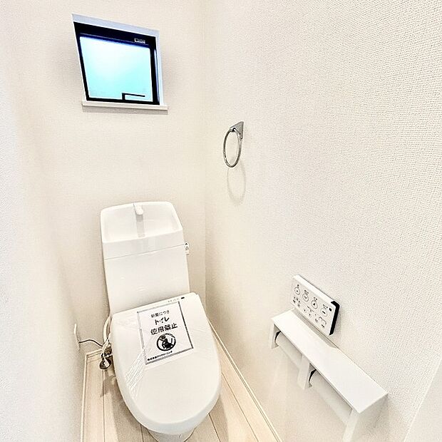 ウォシュレット機能付きのトイレ。収納もあり実用性も兼ね備えた造り。 