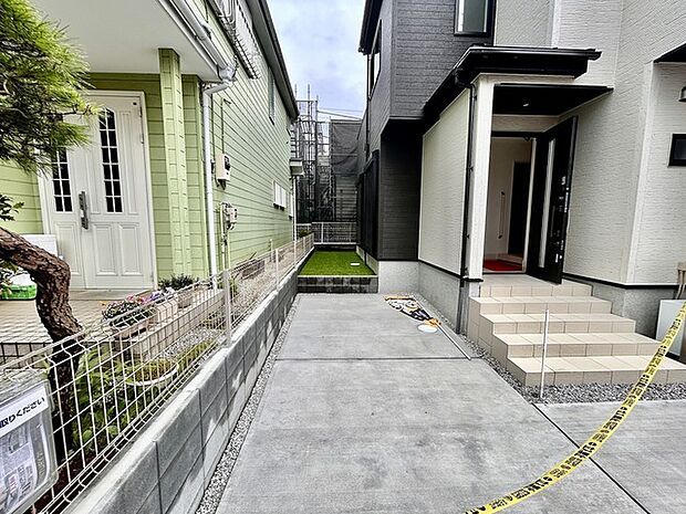 戸建てならではのお庭スペース。ガーデニング、お子様のプールなど、、、、様々な楽しみ方ができるプライベート空間。ご家族皆さままで思いっきりお楽しみください。 