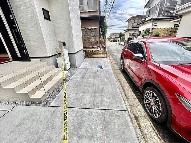 セカンドカーや来客時にも便利なカースペース2台分ございます。 