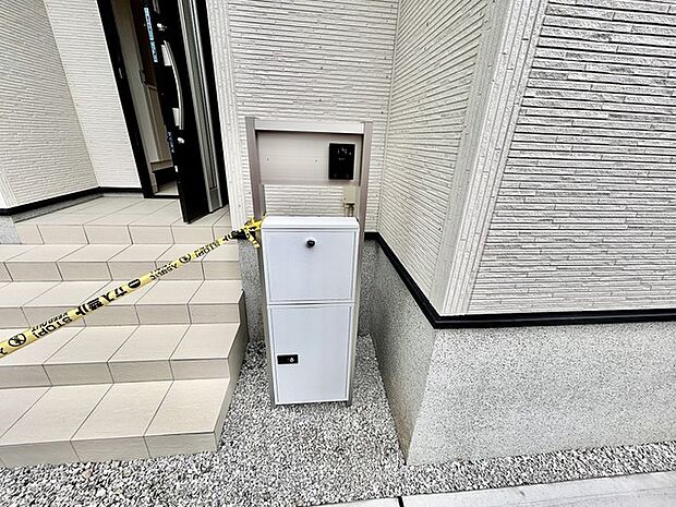 留守時には嬉しい宅配ボックス付き