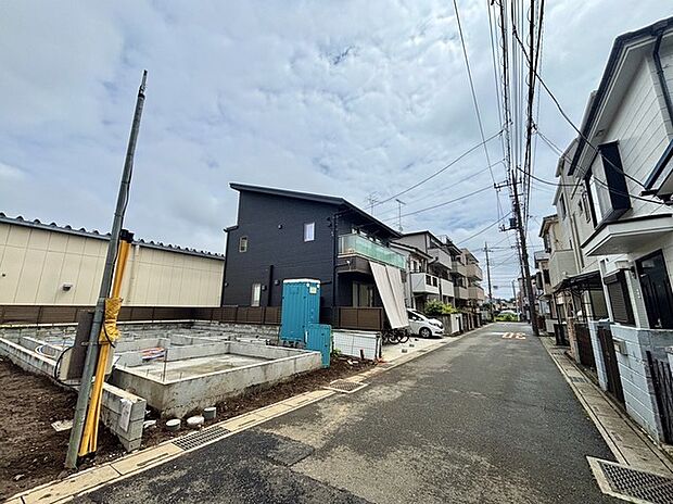 戸建てが立ち並ぶ静かな住宅街。四季折々の移り変わりを感じながら自然と楽しみ、暮らす、そんな毎日を日々の中で感じられる住環境