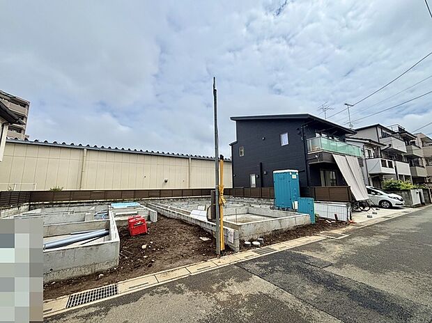 南道路に面しており日中もたくさんの陽が入ります。風通りや周辺環境など実際に現地にてご確認ください。