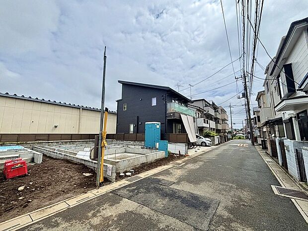 周辺の街並み 周辺は戸建てが建ち並ぶ閑静な住宅街です。(10m)