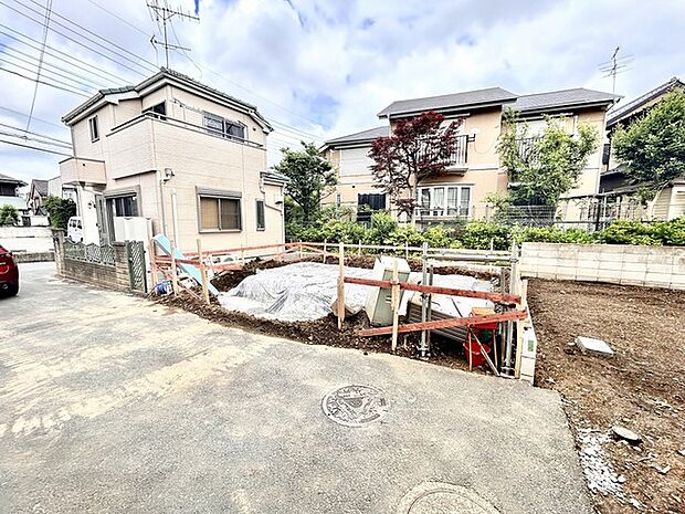 目の前の道路は突き当りになっておりますので、静かな住環境です。
