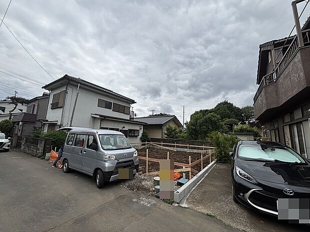 戸建てが立ち並ぶ静かな住宅街。四季折々の移り変わりを感じながら自然と楽しみ、暮らす、そんな毎日を日々の中で感じられる住環境 