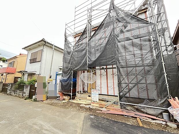 落ち着いた住宅街に溶け込む、建築計画の進む一画。これからの暮らしを育む場所としての期待が膨らみます 