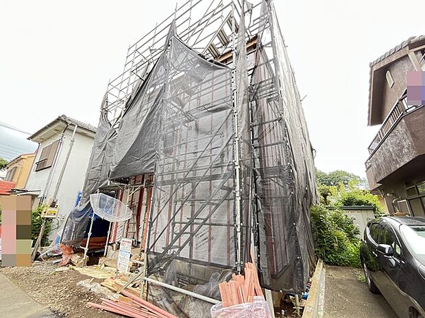 新しい住まいが形作られていく過程を感じる、建設現場の様子です。完成が心待ちにされるひとときです 