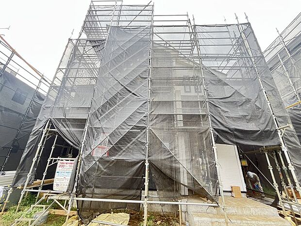 一歩ずつ着実に積み重ねられる工事の様子。住まいの形ができあがるまでの期待感に寄り添います