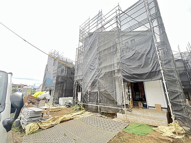 セカンドカーや来客時にも便利なカースペース2台分ございます。
