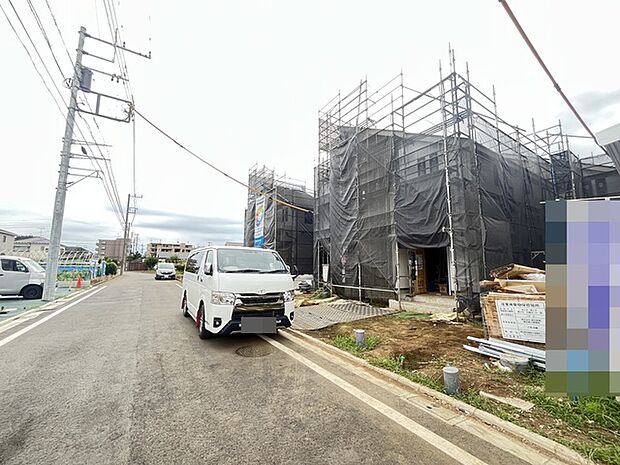 前面道路は広く、駐車がしやすいです。駐車スペース2台分ございます。
