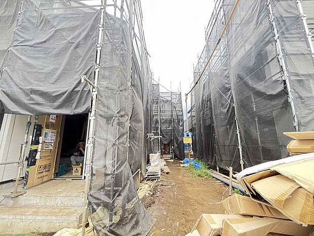 通りから入ったプライベート空間で落ち着いた雰囲気でお住いになる。敷地部分でお子様の遊ぶスペースや駐車スペースに活用できます。