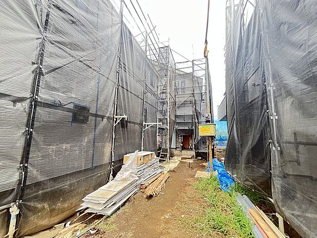 通りから入ったプライベート空間で落ち着いた雰囲気でお住いになる。敷地部分でお子様の遊ぶスペースや駐車スペースに活用できます。