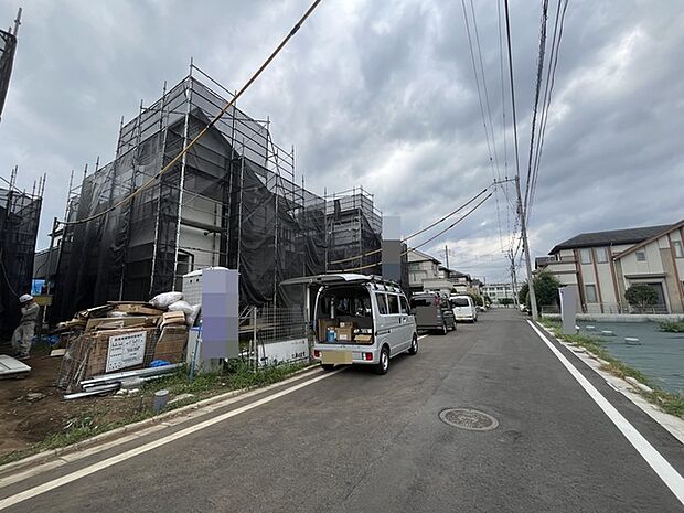 戸建てが立ち並ぶ静かな住宅街。四季折々の移り変わりを感じながら自然と楽しみ、暮らす、そんな毎日を日々の中で感じられる住環境