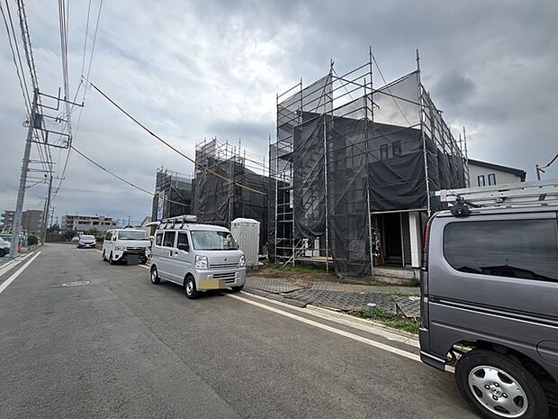 新しい暮らしの胎動を感じる、建築中の現地風景です。完成へ向けた丁寧な施工が進んでいます 