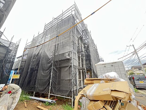 完成に向けて着実に進む建築現場の様子です。新しい住まいの誕生を間近で見守る貴重な時期を実感できます 