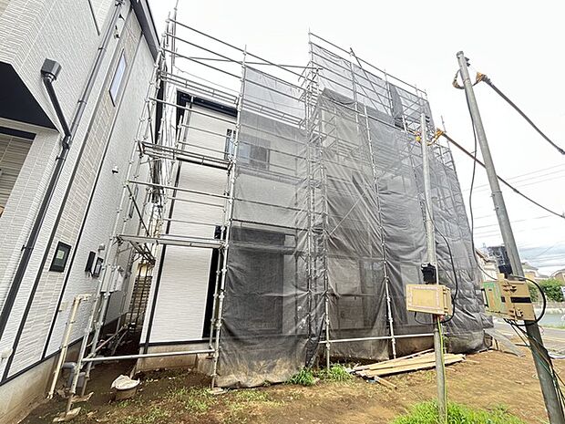 完成に向けて着実に形作られていく、建物の新しい姿。ここから始まる暮らしの予感を感じさせます