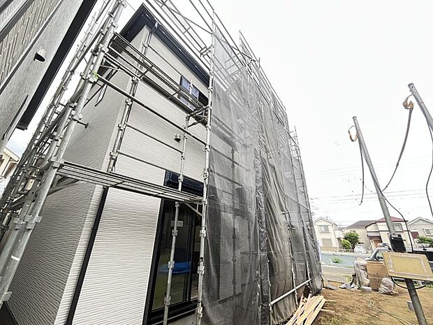 新しい暮らしの始まりに向けて、細部までこだわりを込めた住まいが形作られている様子です