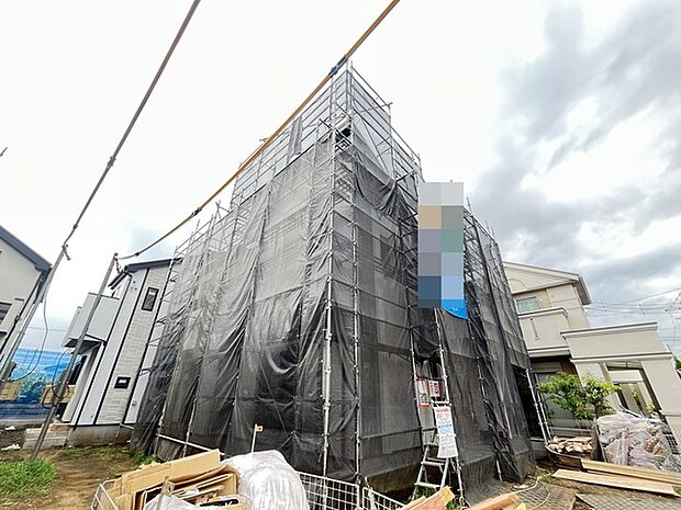 完成後の姿を想像させる、新たな住まいの建設が着々と進行しています