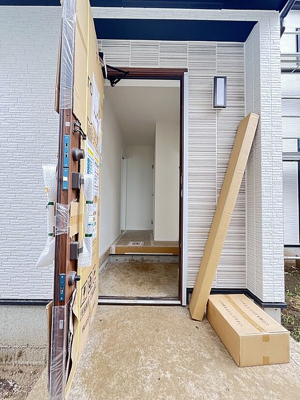 玄関はおうちの顔とも呼ばれる重要な場所!明るくスッキリと見える空間で住まう人を見送り、出迎えてくれます。