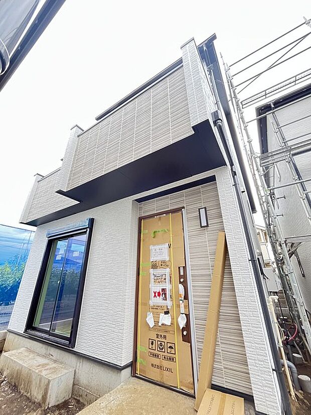 端正なフォルムと重厚感のある質感が、暮らしの質を高めてくれる佇まいです
