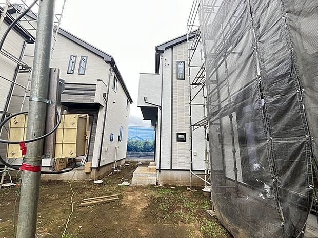 街並みに馴染む端正な外観。これから完成に向けて、着実に時を重ねる住まいの姿をお届けします