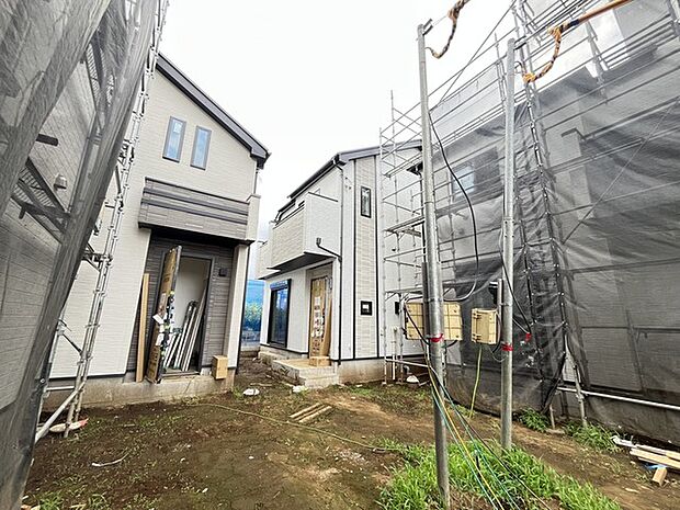 静かな環境に調和する、現代的なデザインの住まいです