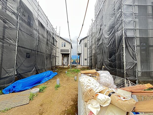 通りから入ったプライベート空間で落ち着いた雰囲気でお住いになる。敷地部分でお子様の遊ぶスペースや駐車スペースに活用できます。