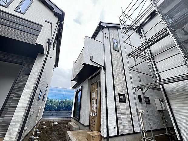 陽ざしが差込む明るいバルコニー。奥行きのあるバルコニーはお洗濯時に助かります。