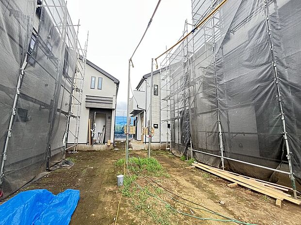 通りから入ったプライベート空間で落ち着いた雰囲気でお住いになる。敷地部分でお子様の遊ぶスペースや駐車スペースに活用できます。