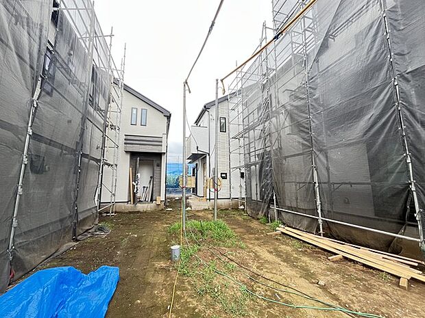 新しい暮らしの始まりを感じさせる、整然とした街並みの風景が広がっています