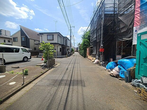 戸建てが立ち並ぶ静かな住宅街。四季折々の移り変わりを感じながら自然と楽しみ、暮らす、そんな毎日を日々の中で感じられる住環境