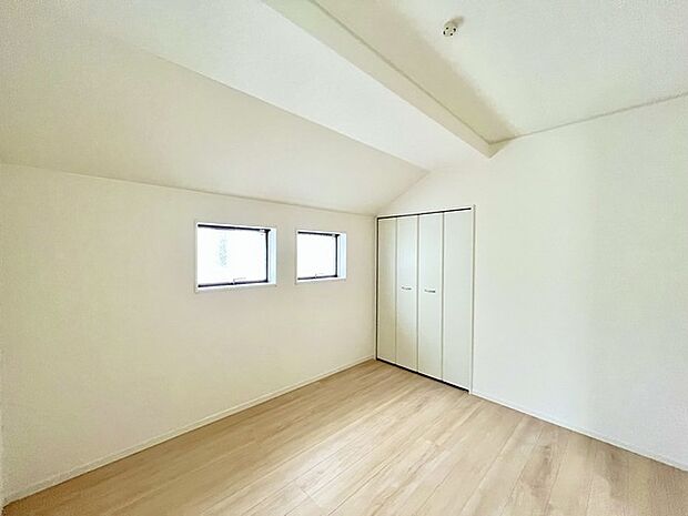 大きな開口部から明るい光が差し込む、日中の室内の明るさがこの部屋の魅力です。