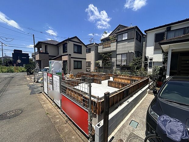 戸建てが立ち並ぶ静かな住宅街。四季折々の移り変わりを感じながら自然と楽しみ、暮らす、そんな毎日を日々の中で感じられる住環境