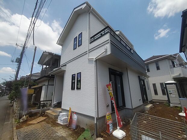 戸建てが立ち並ぶ静かな住宅街。四季折々の移り変わりを感じながら自然と楽しみ、暮らす、そんな毎日を日々の中で感じられる住環境