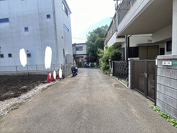 戸建てが立ち並ぶ静かな住宅街。四季折々の移り変わりを感じながら自然と楽しみ、暮らす、そんな毎日を日々の中で感じられる住環境