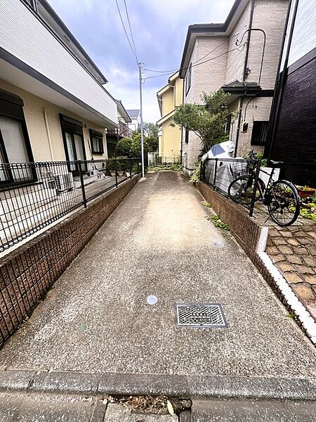 前面道路は広く、駐車がしやすいです。駐車スペース2台分ございます。