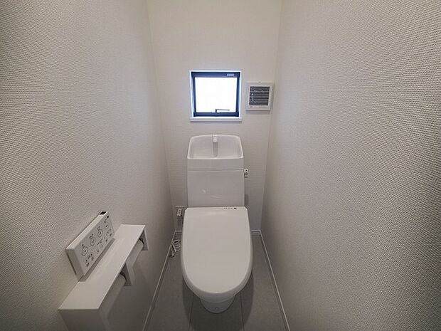 ウォシュレット機能付きのトイレ。換気のしやすい窓付きで、収納もあり実用性も兼ね備えた造り。