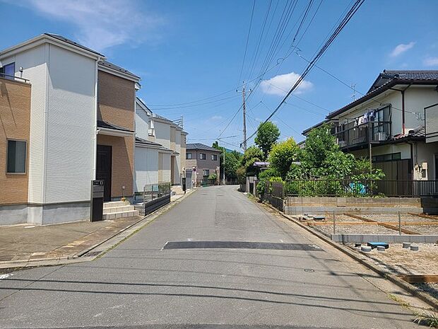 6m幅員の道路に面しておりお車の運転が苦手な方でも安心して出入りいただけます。